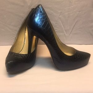 BCBG Navy Blue Snakeskin Pump Size 6